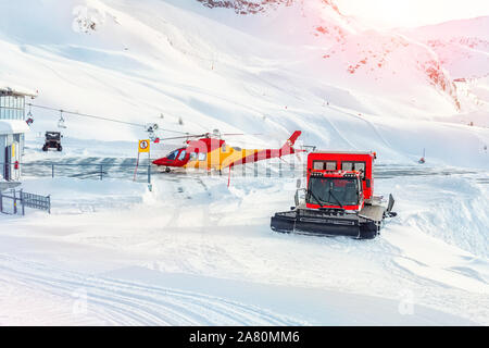 Mountain Ski leben Rettungsstation mit schweren Maschinen. Hubschrauber, Snowcat und snowmobile Standby bereit Tourist in Unfall auf österreichischer Alpenverein zu speichern. Stockfoto