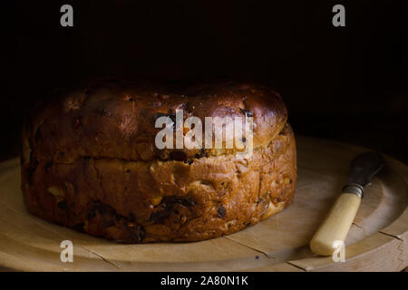 Barmbrack oder bairin breac eine traditionelle irische Obst Brot mit Sultaninen und Rosinen oft gegessen Gebuttert, um am Nachmittag einen Tee gemacht Stockfoto