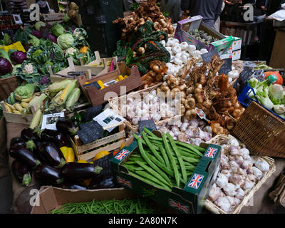 Frisches Gemüse auf Anzeige London Borough Market Stockfoto