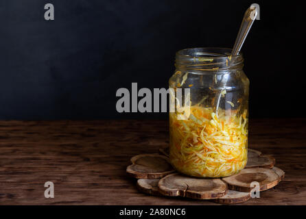 Mit Karotten in einem Glas auf einem Holztisch Sauerkraut. Fermentierte Lebensmittel. Horizontale Ausrichtung, kopieren Raum Stockfoto