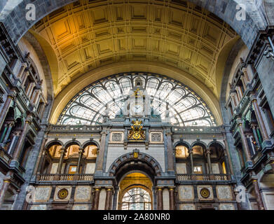 Innenraum der oberen Ebene der Hauptbahnhof von Antwerpen - Antwerpen, Belgien. Stockfoto