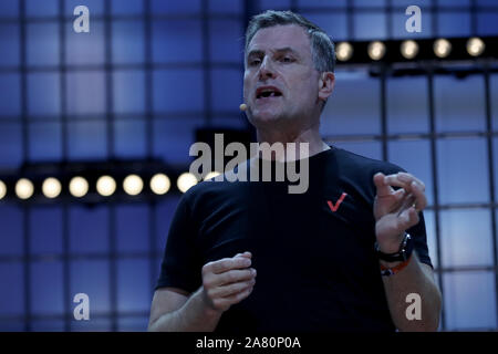 Lissabon, Portugal. 5 Nov, 2019. Verizon Executive Vice President und Group CEO Ronan Dunne liefert eine Rede während der jährlichen Web Gipfel Technologie Konferenz in Lissabon, Portugal am 5. November 2019. Credit: Pedro Fiuza/ZUMA Draht/Alamy leben Nachrichten Stockfoto