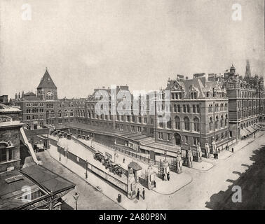 Von "Der beschreibende Album von London" von George H Birke 1896 - extrahierten Text: "LIVERPOOL STREET BAHNHOF ist der Terminus der Great Eastern Railway, und ist heute einer der größten Bahnhöfe in England. Es hat seinen Haupteingang in der Liverpool Street, und ein weiterer Eingang für den Osten surburban Züge in Bishopsgate • Straße. Es ist ein stattlicher Bahnhof, mit 18 Plattformen. Die Ankunft und Abfahrt der Züge, die im Zusammenhang mit der neuen Loop Line der Hook von Holland, verursachen enorm gestiegen" Stockfoto