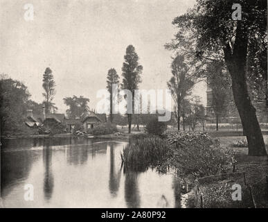 Von "Der beschreibende Album von London" von George H Birke 1896 - extrahierten Text: "ST. JAMES'S PARK liegt in der Nähe von Charing Cross und verbindet die Süd-Ost-Teil der Green Park. Der größere Teil der Es ist von einem großen Blatt flach Zierpflanzen Wasser belegt, viel zum Skaten wenn das Wetter dient. Der Mall, ein breites Spaziergang mit Reihen von Ulmen, Linden und Flugzeuge gesäumt, verläuft entlang der Nordseite, und im Osten ist exerzierplatz der Horse Guards. St. James's Park war auf einmal eine sumpfige Wiese, und gehörte zum Krankenhaus für Leprakranke. Heinrich der Achte konvertiert das Krankenhaus in einem Palast (S Stockfoto