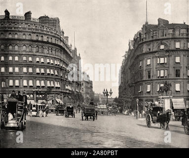 Von "Der beschreibende Album von London" von George H Birke 1896 - extrahierten Text: "Northumberland Avenue.-Dies ist der Name, der dem großen und stattlichen Durchgangsstraße, die durch das Haus und das Grundstück des alten Northumberland House geschnitten wurde. Es ist auf beiden Seiten mit herrlichen Gebäuden gesäumt und führt vom Trafalgar Square in die Böschung. Auf der linken Seite befinden sich die Grand Hotel und die palastartigen Gebäude der Konstitutionelle Club, während auf der rechten Seite sind die bekannten Hotels Metropole und Victoria. Der Aspekt der Northumberland Avenue wird nicht durch die Eiserne Brücke vom Th verbessert Stockfoto