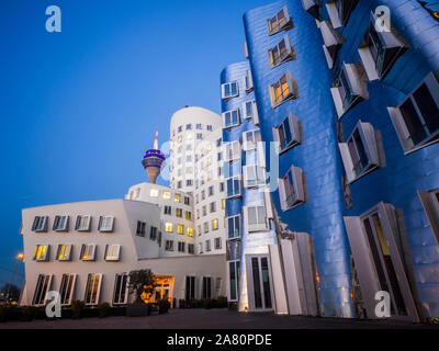 Neue Zollhof Gebäude von Frank Gehry in Düsseldorf, Deutschland. Erste Lichter am Abend. Moderne Architektur in Europa. Stockfoto