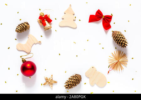 Rahmen von Christbaumschmuck in Gold und Rot auf weißem Hintergrund. Weihnachten Karte Vorlage mit Platz für Text. Stockfoto