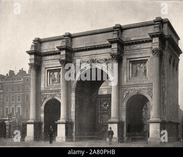 Von "Der beschreibende Album von London" von George H Birke 1896 - extrahierten Text: "DIE MARBLE ARCH.-Die Marble Arch liegt am westlichen Ende der Oxford Street und an der Nord-Ost-Ecke des Hyde Park, zu dem ist es eine der wichtigsten Es im Stil der Triumphbogen des Konstantin ist, und wurde ursprünglich von George an der Vierten am Eingang des Buckinghatn Palace zu einem Preis von '80.000. Eingänge. Im Jahr 1850 war es aus dem Palast entfernt, und im folgenden Jahr wurde wieder errichtet, wo sie jetzt steht. Die Reliefs auf der Nordseite sind durch Westrnacott, die im Süden durch Baily. Der stattliche Bronze ga Stockfoto