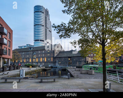 Alten Kanal Lager bei Granary Wharf mit Bridwater Platz hinter Leeds West Yorkshire England Stockfoto