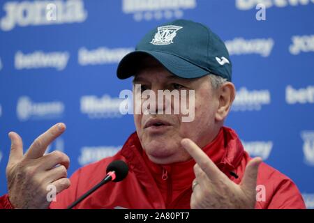 Madrid, Spanien. 05 Nov, 2019. Madrid Spanien; 11/05/2019. - Javier Aguirre mexikanische Trainer als neuen technischen Direktor der Leganes Madrid Football Club, der in der letzten Stelle der Spanischen Liga wird vorgestellt. 'El Vasco Aguirre" (als er bekannt ist) hat die mexikanische Nationalmannschaft und mehrere spanische Teams gerichtet, und dies ist seine Rückkehr nach fünf Jahren außerhalb Spaniens. Mexiko ist das Land der Welt, dass die meisten folgt der Spanischen Liga und seine Spieler. Credit: Juan Carlos Rojas/Picture Alliance | Verwendung weltweit/dpa/Alamy leben Nachrichten Stockfoto