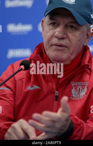 Madrid, Spanien. 05 Nov, 2019. Madrid Spanien; 11/05/2019. - Javier Aguirre mexikanische Trainer als neuen technischen Direktor der Leganes Madrid Football Club, der in der letzten Stelle der Spanischen Liga wird vorgestellt. 'El Vasco Aguirre" (als er bekannt ist) hat die mexikanische Nationalmannschaft und mehrere spanische Teams gerichtet, und dies ist seine Rückkehr nach fünf Jahren außerhalb Spaniens. Mexiko ist das Land der Welt, dass die meisten folgt der Spanischen Liga und seine Spieler. Credit: Juan Carlos Rojas/Picture Alliance | Verwendung weltweit/dpa/Alamy leben Nachrichten Stockfoto