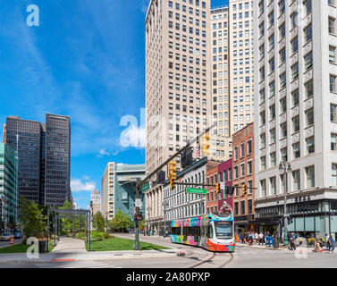 Blick hinunter Woodward Avenue in Richtung Campus Martius Park in der Innenstadt von Detroit, Michigan, USA Stockfoto