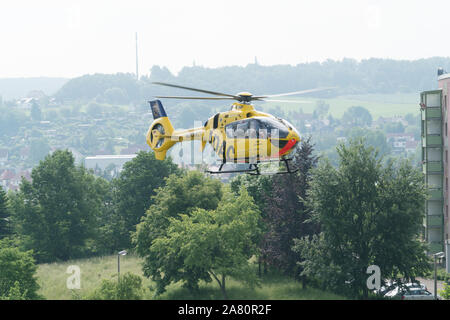 GERA, Deutschland - 29. Mai 2016: Adac Hubschrauber und Krankenwagen Stockfoto