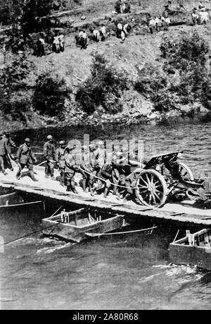 Militärische Truppen überqueren Sie den isonzo Fluss, der Erste Weltkrieg, 1917 Stockfoto