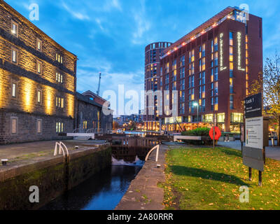 Alten Kanal Lager durch den Fluss- und modernes Hotel am Granary Wharf in der Dämmerung Leeds West Yorkshire England Stockfoto