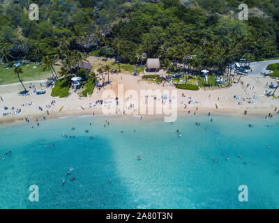 Antenne drone Schuß Blick auf den Strand in der Hanauma Bay Nature Reserve in Hawaii Stockfoto