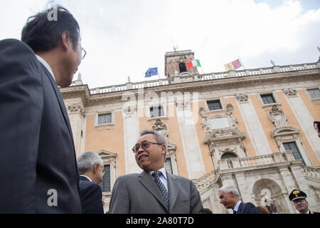 Roma, Italien. 05 Nov, 2019. Chinesische Botschafter in Italien Li Junhua Siegerehrung auf der Piazza del Campidoglio in Rom der gemeinsame Patrouillen zwischen der italienischen Polizei und chinesische Polizisten (Foto von Matteo Nardone/Pacific Press) Quelle: Pacific Press Agency/Alamy leben Nachrichten Stockfoto