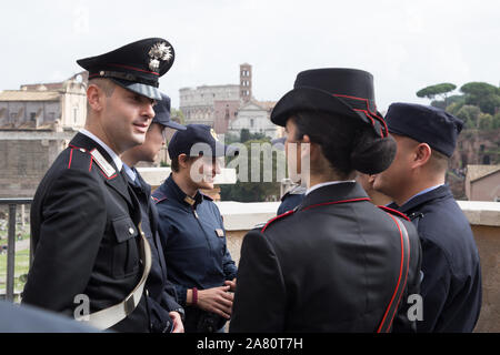 Roma, Italien. 05 Nov, 2019. Italienische Polizisten und chinesische Polizisten Siegerehrung auf der Piazza del Campidoglio in Rom der gemeinsame Patrouillen zwischen der italienischen Polizei und chinesische Polizisten (Foto von Matteo Nardone/Pacific Press) Quelle: Pacific Press Agency/Alamy leben Nachrichten Stockfoto