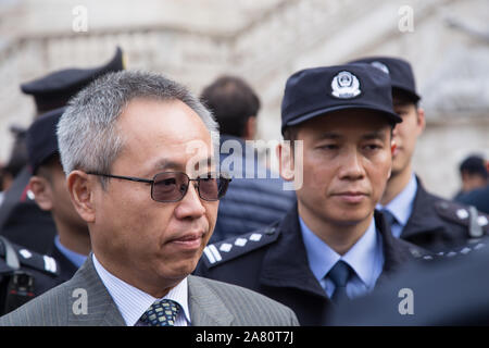 Roma, Italien. 05 Nov, 2019. Chinesische Botschafter in Italien Li Junhua Siegerehrung auf der Piazza del Campidoglio in Rom der gemeinsame Patrouillen zwischen der italienischen Polizei und chinesische Polizisten (Foto von Matteo Nardone/Pacific Press) Quelle: Pacific Press Agency/Alamy leben Nachrichten Stockfoto