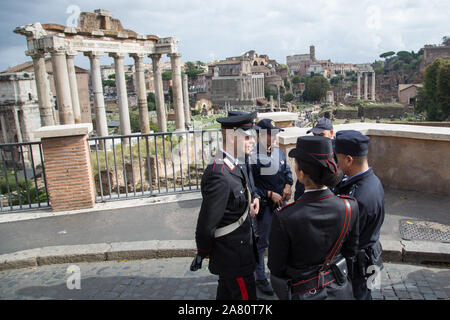 Roma, Italien. 05 Nov, 2019. Italienische Polizisten und chinesische Polizisten Siegerehrung auf der Piazza del Campidoglio in Rom der gemeinsame Patrouillen zwischen der italienischen Polizei und chinesische Polizisten (Foto von Matteo Nardone/Pacific Press) Quelle: Pacific Press Agency/Alamy leben Nachrichten Stockfoto