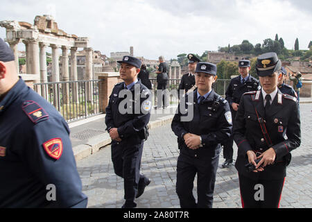 Roma, Italien. 05 Nov, 2019. Italienische Polizisten und chinesische Polizisten Siegerehrung auf der Piazza del Campidoglio in Rom der gemeinsame Patrouillen zwischen der italienischen Polizei und chinesische Polizisten (Foto von Matteo Nardone/Pacific Press) Quelle: Pacific Press Agency/Alamy leben Nachrichten Stockfoto