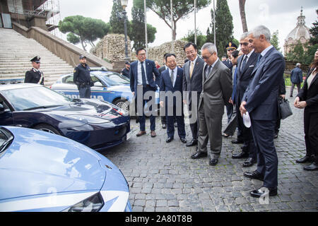 Roma, Italien. 05 Nov, 2019. Siegerehrung auf der Piazza del Campidoglio in Rom der gemeinsame Patrouillen zwischen der italienischen Polizei und chinesische Polizisten (Foto von Matteo Nardone/Pacific Press) Quelle: Pacific Press Agency/Alamy leben Nachrichten Stockfoto