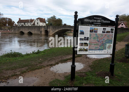 Eines Besuchers auf Karte anzeigen neben der Themse und die 550 Jahre alte Straße Brücke in Abingdon-on-Thames, einer historischen Stadt in South Oxfordshire in