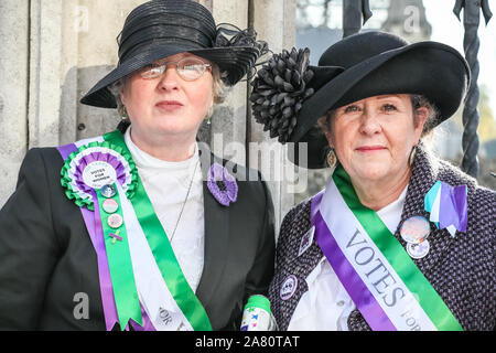 London, 05. November 2019. Frauen aus dem 'WASPI' (Frauen gegen staatliche Rente Ungleichheit) Kampagne, viele in bunten suffragette Outfits, Protest gegen das, was sie wahrnehmen, die mißbräuchliche Klauseln werden Ihre staatliche Rente und die Art und Weise, wie staatliche Rente Alter für Männer und Frauen ausgeglichen wurde. Die Gruppe steht in einer Kette von Solidarität entlang der Häuser des Parlaments und später eine Straße auf den Parliament Square Block zu schreien über ihre Ursache. Credit: Imageplotter/Alamy leben Nachrichten Stockfoto