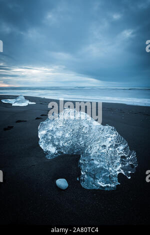 Diamond Beach im Südosten von Island, an den Rand des Vatnajökull National Park. Eisberge im Strand kommen aus der Nähe von gletschersee Jokulsarlon ist. Stockfoto