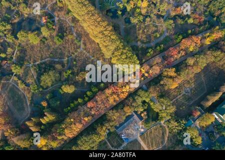 Nanjing. 5 Nov, 2019. Luftaufnahme auf Nov. 5, 2019 zeigt die Landschaft der kaiserlichen Xiaoling Mausoleum, die Grabstätte von der Ming Dynastie (1368-1644) Gründung Kaiser Zhu Yuanzhang, Nanjing, die Hauptstadt der Provinz Jiangsu im Osten Chinas. Credit: Li Bo/Xinhua/Alamy leben Nachrichten Stockfoto