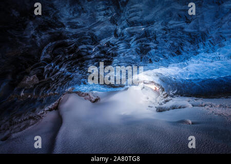 Explorer in einer Eishöhle Vatnajökull Gletscher, Island im Winter. Schnee im Inneren. Obergrenze der cristal Blue Ice. Stockfoto