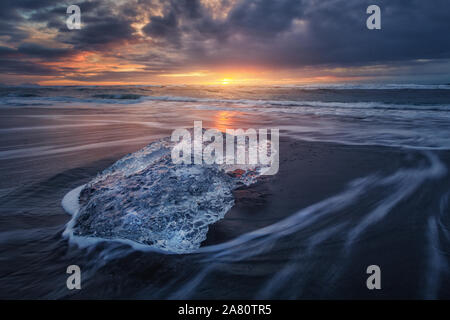 Diamond Beach im Südosten von Island, an den Rand des Vatnajökull National Park. Eisberge im Strand kommen aus der Nähe von gletschersee Jokulsarlon ist. Stockfoto