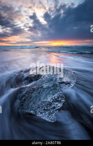 Diamond Beach im Südosten von Island, an den Rand des Vatnajökull National Park. Eisberge im Strand kommen aus der Nähe von gletschersee Jokulsarlon ist. Stockfoto