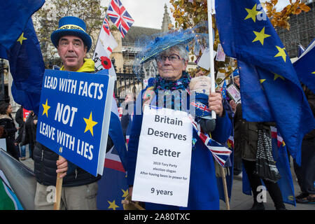 London, Großbritannien. 5. November 2019. Steve Bray steht mit anderen pro-EU-Aktivisten aus dem Stand der Missachtung der Europäischen Bewegung (SODEM) versammelten sich vor dem Parlament am letzten Tag vor dem House of Commons in Vorbereitung der allgemeinen Wahlen aufgelöst wird. Credit: Mark Kerrison/Alamy leben Nachrichten Stockfoto
