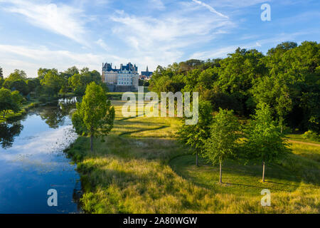Frankreich, Maine et Loire, Brissac Loire Aubance, Chateau de Brissac und Park, Pfad auf der Wiese mit runden bepflanzt mit amerikanischen roten Eichen (Quercus rubr Stockfoto