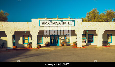 Death Valley Junction, Kalifornien/USA - Oktober 31, 2019 Opernhaus Armagosa und Hotel, eines der ungewöhnlichsten Hotels in Amerika. Stockfoto