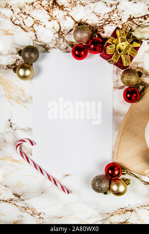 Leeres Blatt Papier auf einem Marmor Oberfläche mit Weihnachtsschmuck Stockfoto