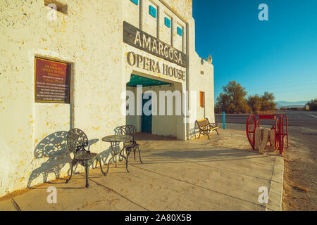 Death Valley Junction, Kalifornien/USA - Oktober 31, 2019 Opernhaus Armagosa und Hotel, historisches Gebäude und das kulturelle Zentrum im Death Valley an Stockfoto