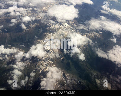 Luftaufnahme der Pyrenäen an der Grenze zwischen Frankreich und Spanien Bild von einem Flugzeug aus. Stockfoto