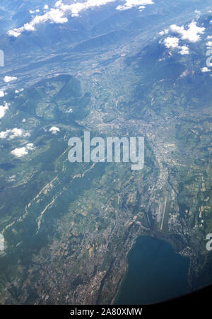 Flughafen Chambéry und Lac du Bourget (Lac du Bourget) in Savoyen in Frankreich dargestellt von einem Flugzeug aus. Stockfoto