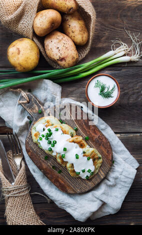 Frische hausgemachte gebratene Kartoffelpuffer latkes auf rustikalen hölzernen Schneidebrett. Traditionelle jüdische Speisen für Hannukah Feier. Ansicht von oben. Stockfoto