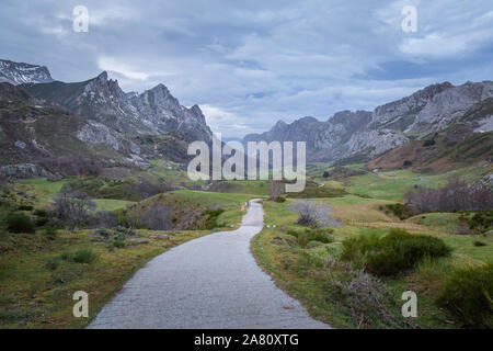 Pfad durch ein urstromtal, umgeben von Gipfeln, in einem bewölkten Tag. Valle del Lago, Somiedo, Asturien, Spanien Stockfoto