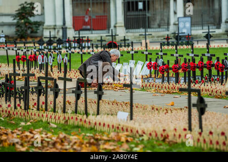 London, Großbritannien. 05 Nov, 2019. Letzte Vorbereitungen für den Bereich der Erinnerung, der Westminster Abbey. Credit: Guy Bell/Alamy leben Nachrichten Stockfoto