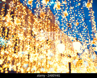 Helle Weihnachten Straße Beleuchtung der Fassade der Gebäude. Die Stadt ist für die Weihnachten Urlaub eingerichtet. Neues Jahr Lichter Dekoration Stockfoto