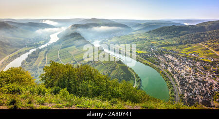 Biegung der Mosel in der Nähe von Dorf Bremm, Deutschland, Panorama mit Wolken der Morgennebel über dem Fluss Tal Stockfoto