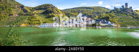 Beilstein an der Mosel mit Burg Metternich, Deutschland, Panorama mit Blick auf den Fluss, Schiff und Weinberge Stockfoto