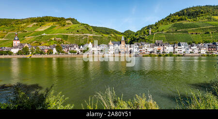 Panorama der Gemeinde Zell an der Mosel, Deutschland, Häuser entlang der Ufer mit steilen Weinbergen und Collis Turm Stockfoto