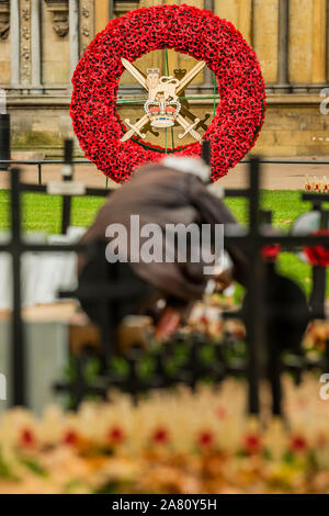 London, Großbritannien. 05 Nov, 2019. Letzte Vorbereitungen für den Bereich der Erinnerung, der Westminster Abbey. Credit: Guy Bell/Alamy leben Nachrichten Stockfoto