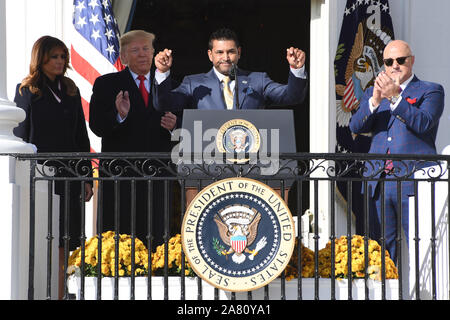 Washington DC, USA. 5 Nov, 2019. 11/4/19 - im Weißen Haus - Washington DC. Präsident Donald Trump begrüßt die World Series Champions der Washington Nationals Baseball Team zum Weißen Haus ihren Sieg in diesem Jahr feiern. First Lady Melania Trump, Präsident Trump und Team Manager Dave Martinez anhören als General Manager Mike Rizzo spricht. Credit: Christy Bowe/ZUMA Draht/Alamy leben Nachrichten Stockfoto