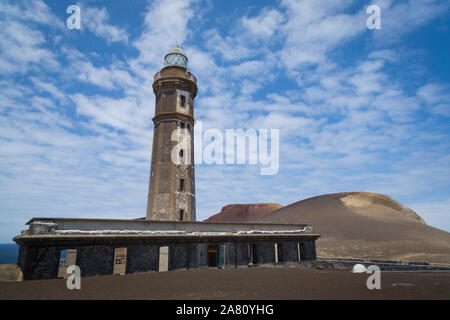 Begraben Leuchtturm von Capelinhos Vulkan, der 1958 ausbrach, in Insel Faial, Azoren, Portugal. Die verbleibenden Kegel. Asche Klippen in den Atlantischen Ozean. Stockfoto